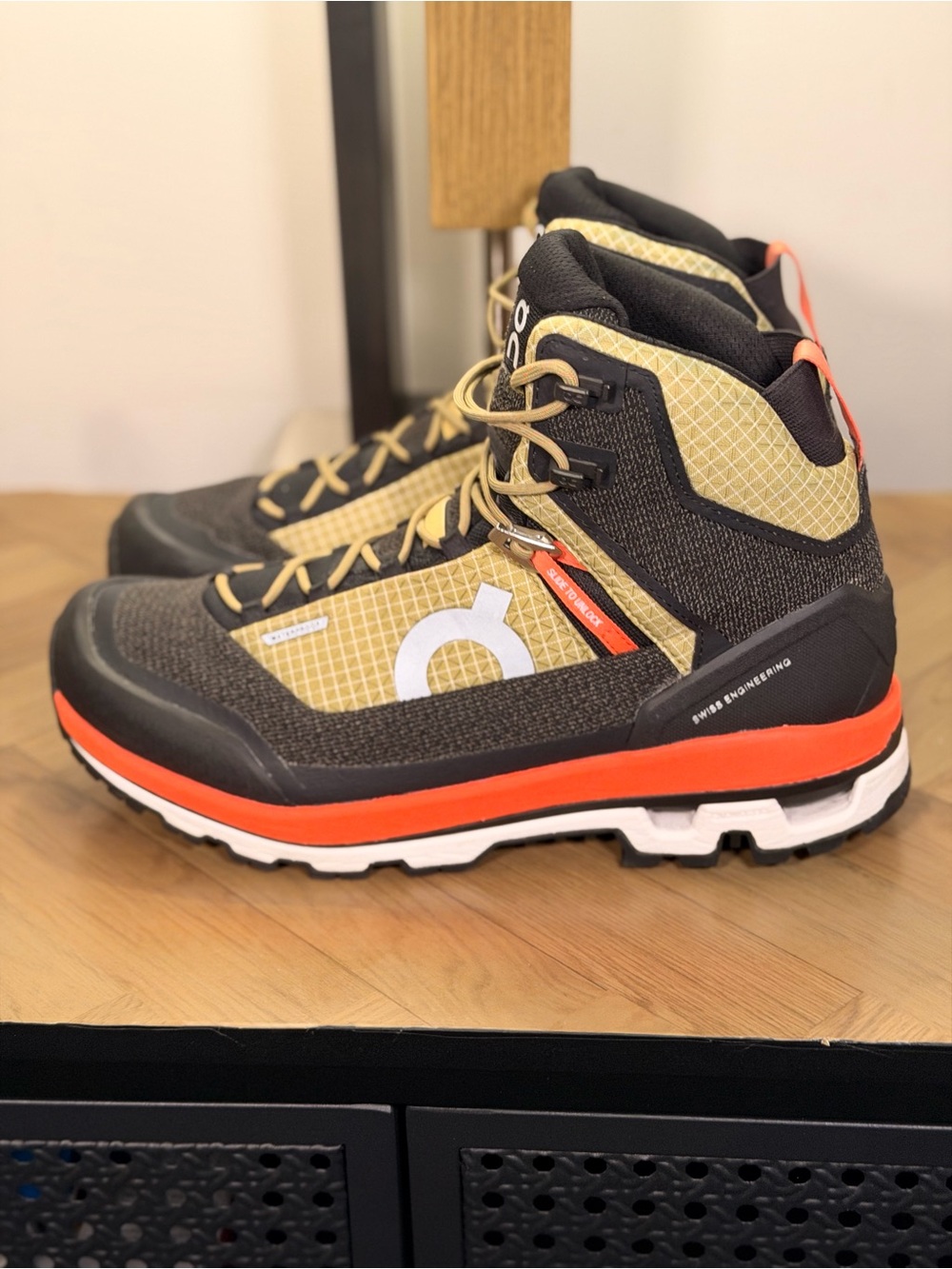 On Waterproof Lace-Up Hiking Boots Ankle Black/Beige/Orange Mens US 9 EU 42.5 - Picture 4 of 7